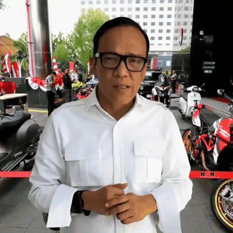 Profil Immanuel Ebenezer, Dari Relawan Politik hingga Tersangka OTT KPK 21 Wamenaker Immanuel Ebenezer yang terjaring OTT KPK dan barang bukti sitaan KPK.