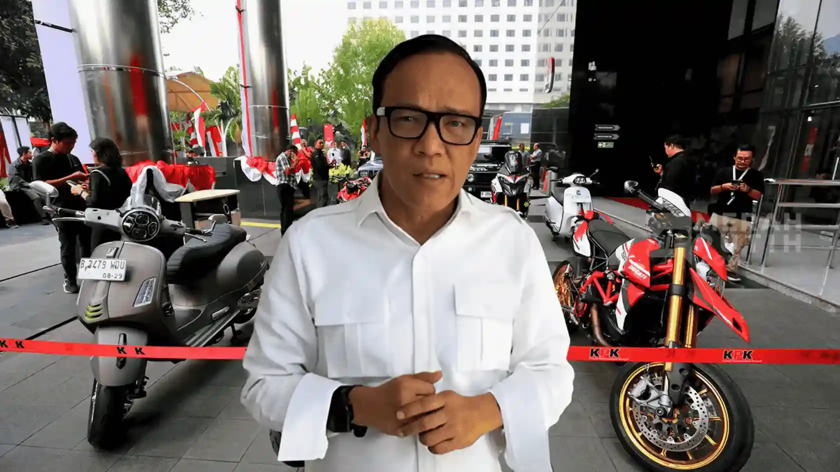 Wamenaker Immanuel Ebenezer yang terjaring OTT KPK dan barang bukti sitaan KPK.
