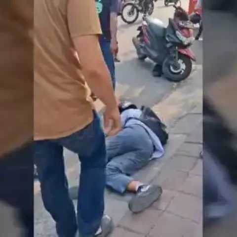Viral Video Pengeroyokan Pelajar di Gowa Korban Kritis Dilarikan Ke RS 17 Viral Pelajar SMK di Gowa Dikeroyok hingga Kritis 3 Pelaku Diamankan Polisi