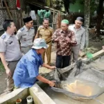 Pejabat ATR/BPN meninjau kolam budidaya ikan mas Sinyonya di Desa Bandung, Pandeglang, 22/09/2025