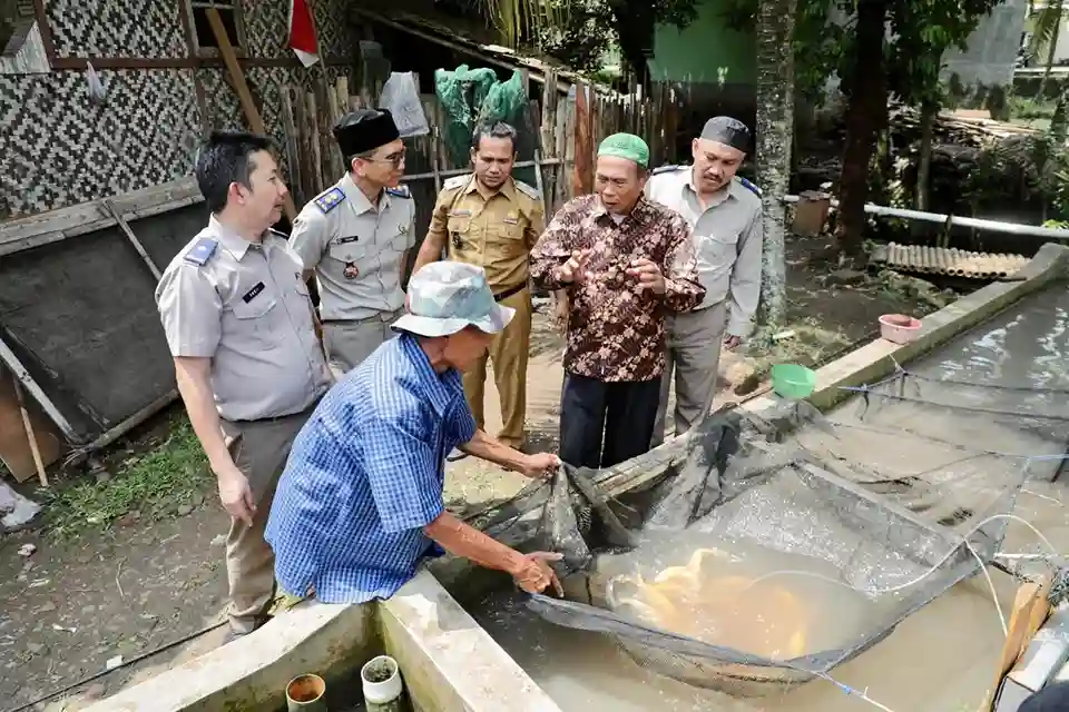 Reforma Agraria Desa Bandung Pandeglang, 10.000 Wisatawan Bukit Sinyonya 1 Pejabat ATR/BPN meninjau kolam budidaya ikan mas Sinyonya di Desa Bandung, Pandeglang, 22/09/2025