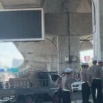 Dirlantas Polda Sulsel Kombes Pol Karsiman bersama sejumlah perwira meninjau kamera tilang elektronik (ETLE) yang rusak akibat dijarah massa di U-Turn depan Kantor Pos, Jalan Andi Pangerang Petta Rani, Makassar, Selasa (2/9/2025).