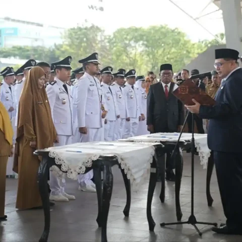 263 Pejabat dan 136 Lurah Dilantik Makassar Gas Pelayanan Publik 11 Pelantikan 263 pejabat pengawas dan 136 lurah Pemkot Makassar di Tribun Lapangan Karebosi, Makassar, Senin 29/09/2025 pukul 16.15 WITA, prosesi sumpah jabatan dipimpin Wali Kota.