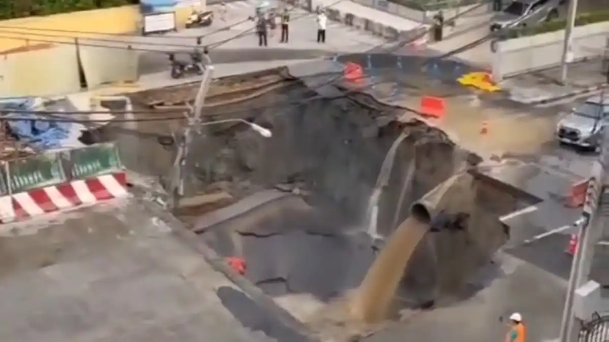 Aliran air deras memperbesar lubang raksasa 50 meter di Jalan Samsen Bangkok, Rabu 24 September 2025