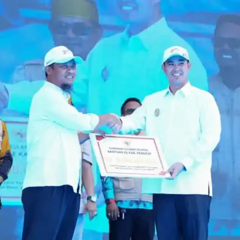 Andi Sudirman Serahkan Rp15.5 Miliar untuk Pangkep dan Dukung Ketahanan Pangan 11 Gubernur Andi Sudirman serahkan bantuan Rp15,5 miliar ke Pangkep 27 September 2025