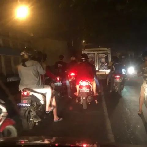 Antrean Truk di SPBU Makassar Picu Kemacetan Jalan Perintis dan Urip 27 Antrean kendaraan besar di SPBU Makassar sebabkan kemacetan jalan utama