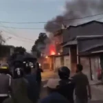 Kebakaran rumah saat bentrokan warga Tallo Makassar, 22 September 2025