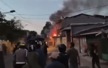 Kebakaran rumah saat bentrokan warga Tallo Makassar, 22 September 2025