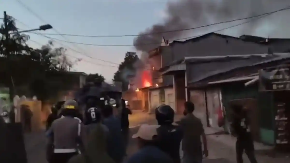 Kebakaran rumah saat bentrokan warga Tallo Makassar, 22 September 2025
