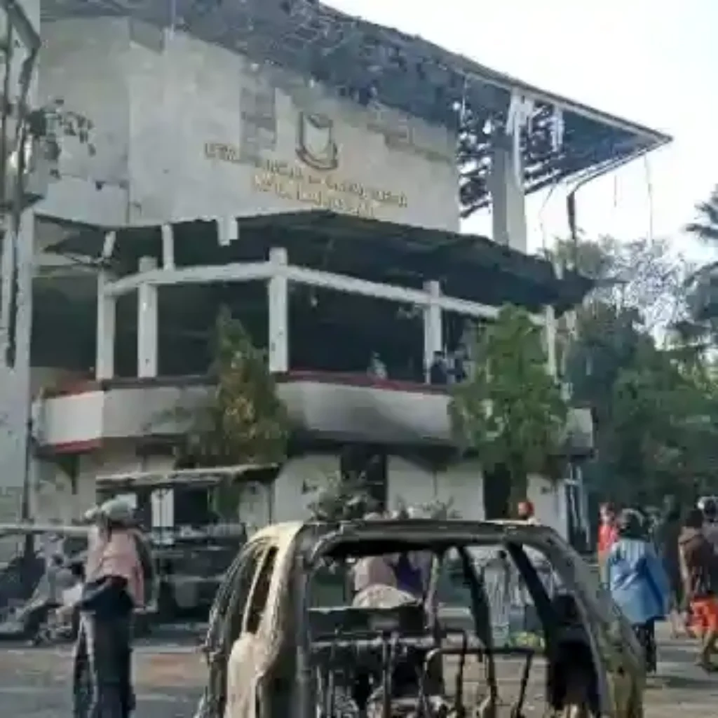 4 Pria Ditangkap Usai Jarah dan Bawa Kabur Mesin ATM Saat Gedung DPRD Makassar Dibakar