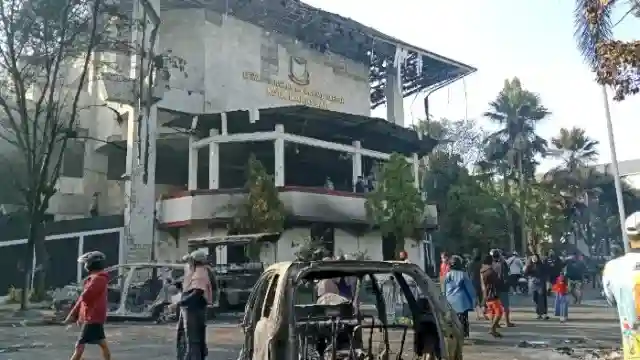 4 Pria Ditangkap Usai Jarah dan Bawa Kabur Mesin ATM Saat Gedung DPRD Makassar Dibakar
