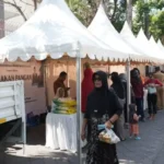 Warga antre di tenda Gerakan Pangan Murah Pemprov Sulsel di Kelurahan Tamarunang Makassar 29 September 2025