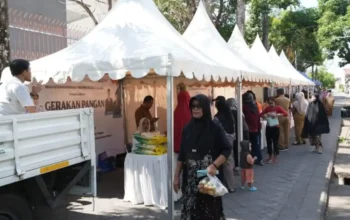 GPM Serentak Sulsel Beras SPHP Rp57 Ribu per 5 Kg Meta 10 Warga antre di tenda Gerakan Pangan Murah Pemprov Sulsel di Kelurahan Tamarunang Makassar 29 September 2025