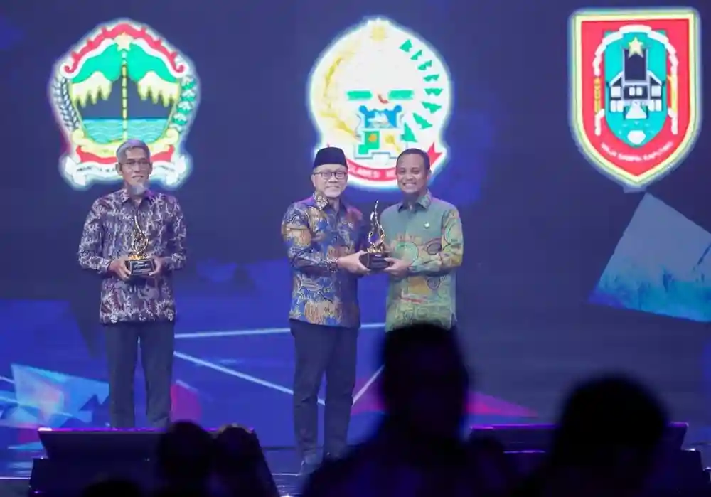 Gubernur Andi Sudirman Sulaiman menerima penghargaan Daerah Peduli Ketahanan Pangan di Jakarta, 11 September 2025