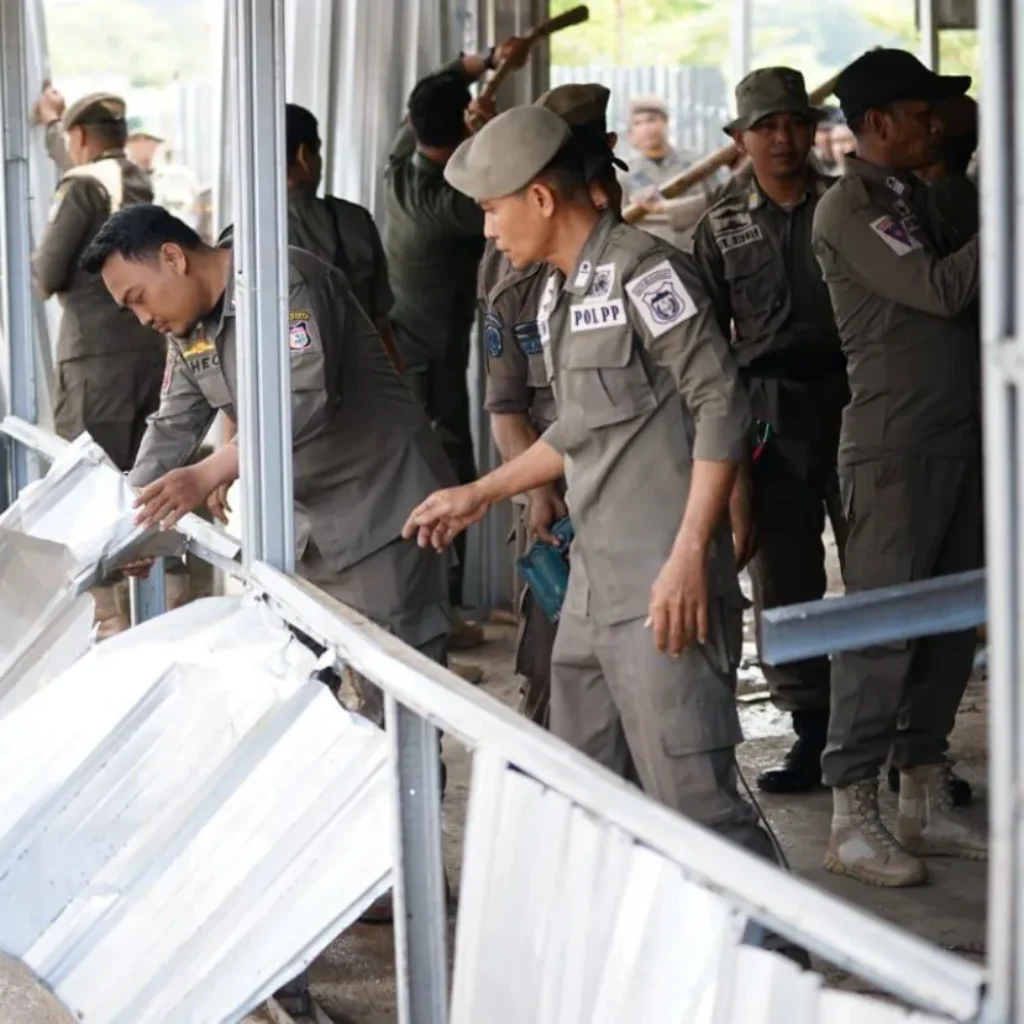 230 Personel Satpol PP Tertibkan Bangunan Liar di Metro Tanjung Bunga Makassar