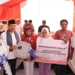 Keluarga korban unjuk rasa menerima paket sembako dari Kementerian Sosial.