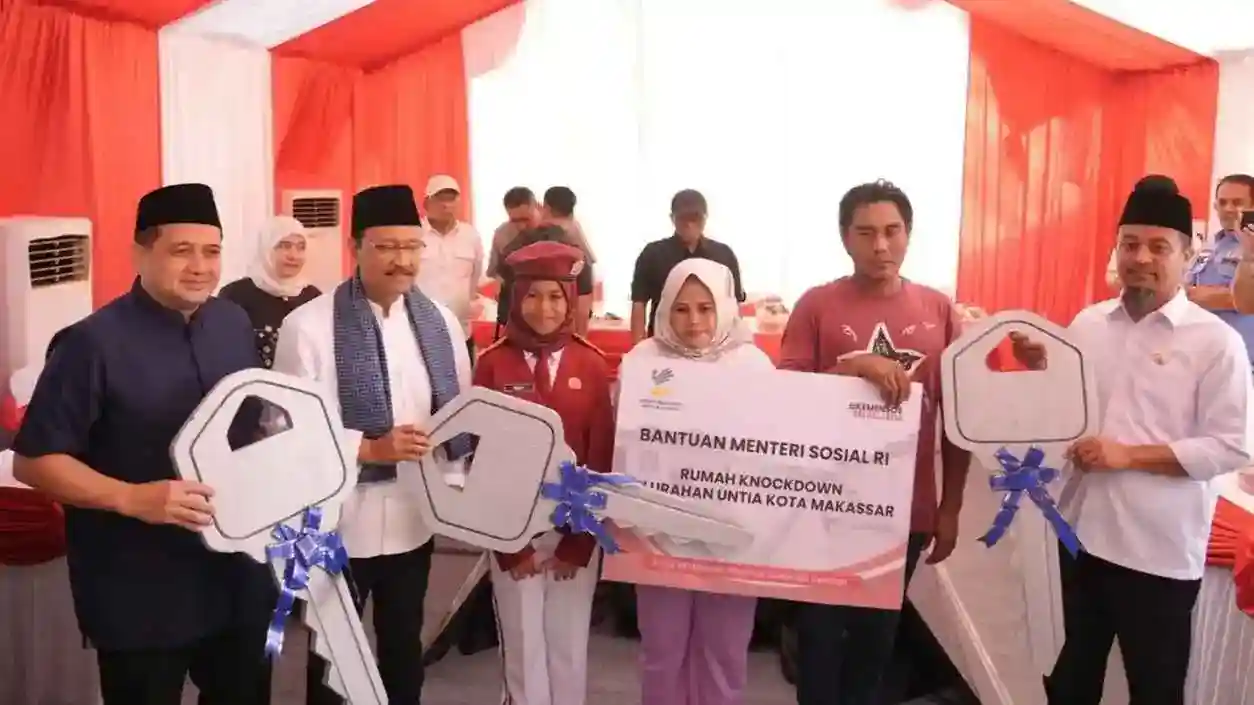 Santunan Rp85 Juta dari Kemensos Bantu Korban Meninggal dan Luka Kerusuhan DPRD Makassar 2 Keluarga korban unjuk rasa menerima paket sembako dari Kementerian Sosial.