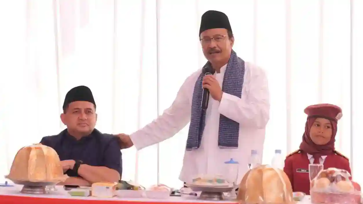 Munafri–Aliyah Dampingi Mensos, 20 Keluarga Miskin di Untia Terima Rumah Baru 2 Menteri Sosial bersama Munafri dan Aliyah berdialog dengan penerima manfaat rumah knockdown di Untia