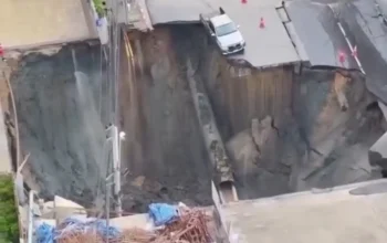 Mobil pikap nyaris terperosok ke lubang raksasa 50 meter di Jalan Samsen, Bangkok, Rabu 24 September 2025