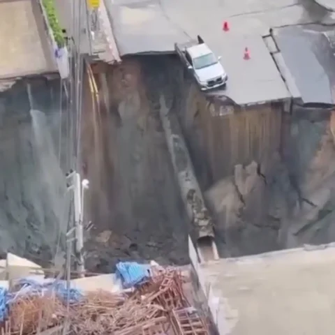 Viral Lubang 50 Meter Menganga di Bangkok, Mobil Nyaris Jatuh ke Lubang 26 Mobil pikap nyaris terperosok ke lubang raksasa 50 meter di Jalan Samsen, Bangkok, Rabu 24 September 2025