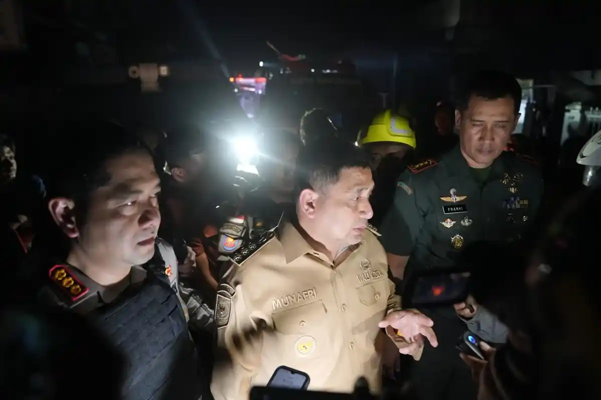 Wali Kota Makassar Munafri Arifuddin meninjau lokasi bentrokan di Tallo pada Selasa malam 23 September 2025