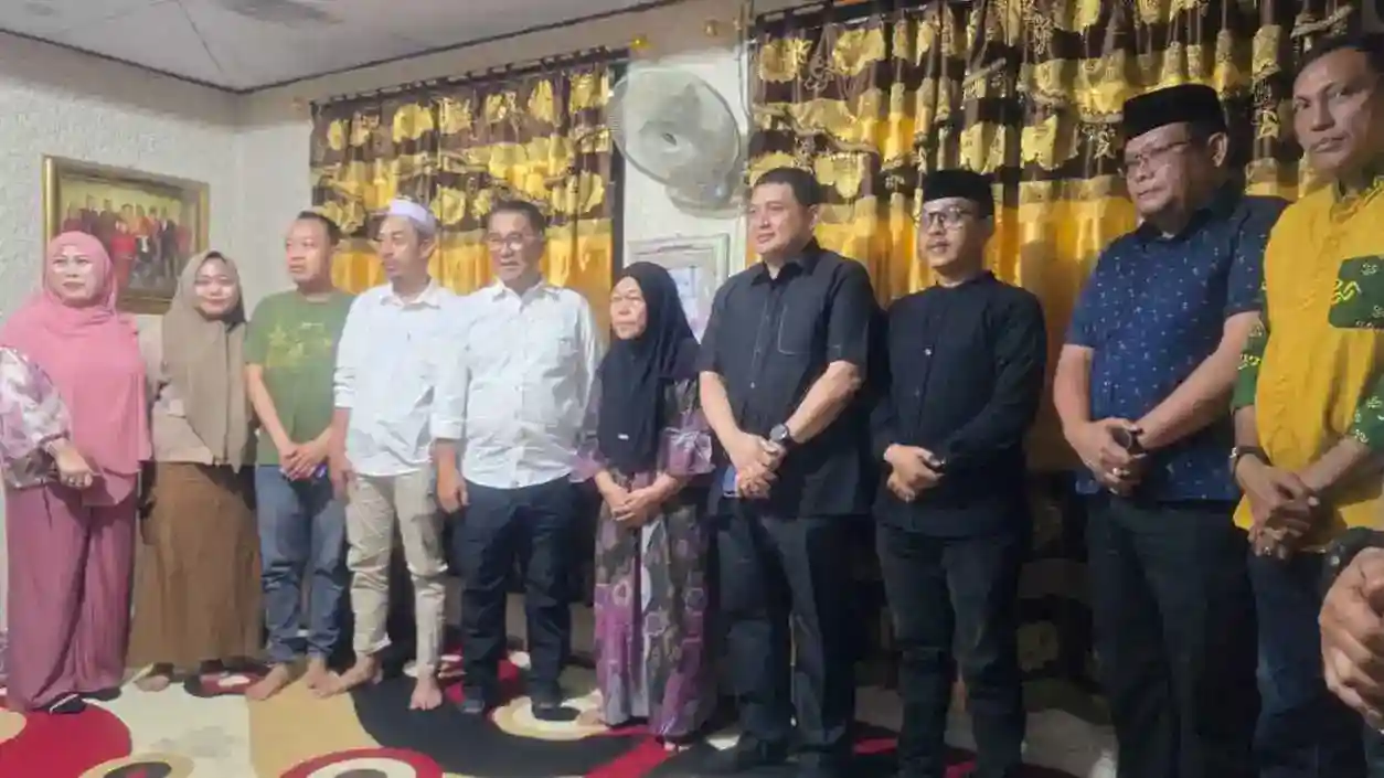 Munafri Dampingi Dirjen Otda Kunjungi Keluarga Korban Tragedi DPRD Makassar 2 Munafri Dampingi Dirjen Otda Kunjungi Keluarga Korban Tragedi DPRD Makassar