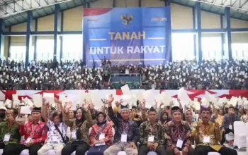 Nusron Beberkan Rp576 Triliun Dampak Layanan Pertanahan 8 Ribuan warga mengangkat sertipikat tanah pada kegiatan ATR/BPN bertajuk Tanah untuk Rakyat