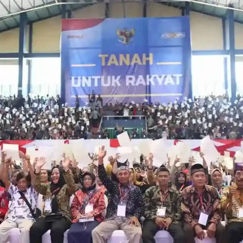 Nusron Beberkan Rp576 Triliun Dampak Layanan Pertanahan 25 Ribuan warga mengangkat sertipikat tanah pada kegiatan ATR/BPN bertajuk Tanah untuk Rakyat