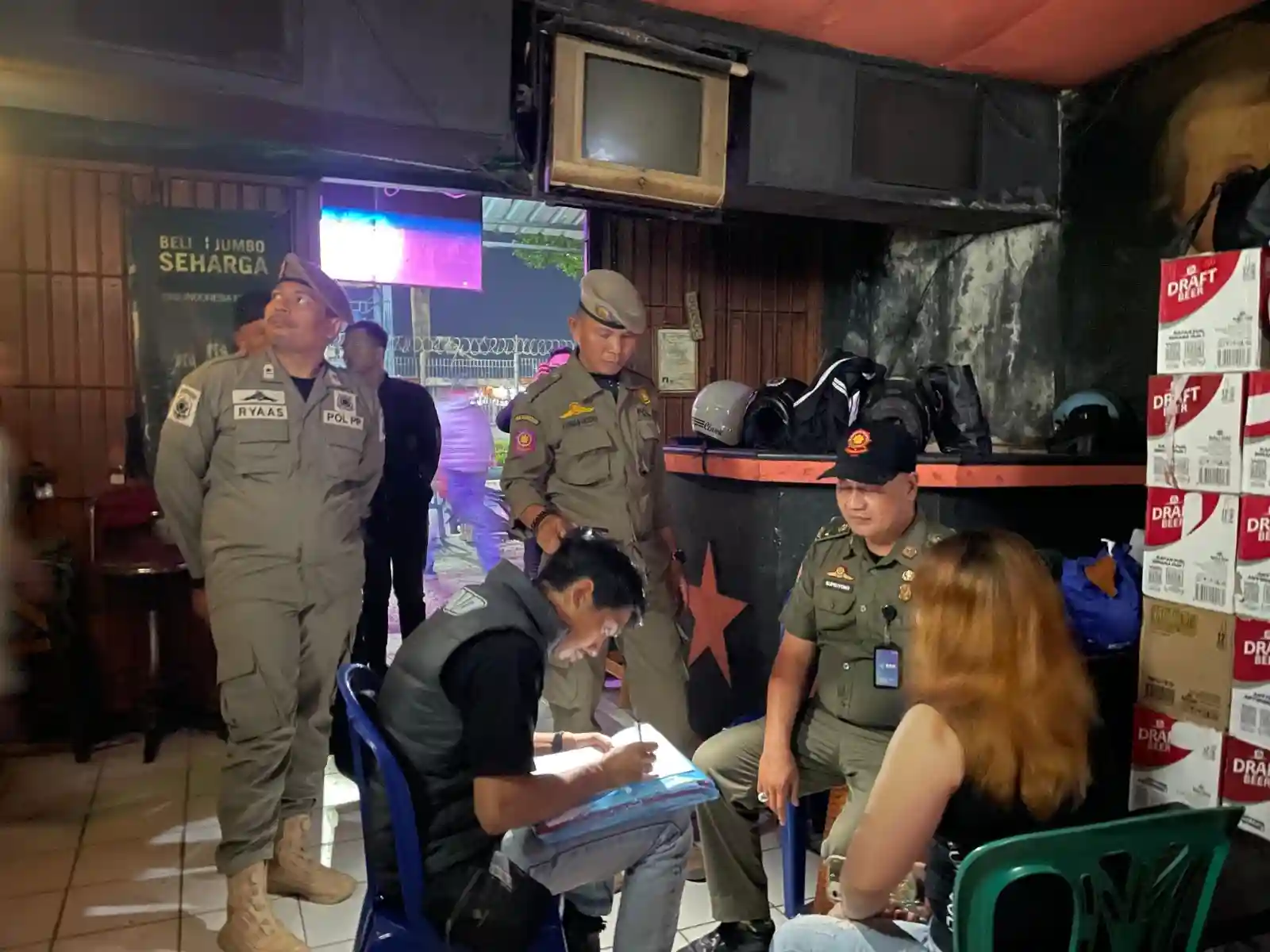 Satpol PP Makassar Gelar Patroli, Pastikan Penutupan Hiburan Malam Saat Maulid Nabi 2 Petugas Satpol PP Makassar melakukan pendataan di salah satu tempat hiburan malam