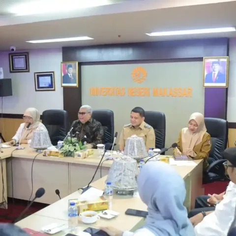 Pemkot Makassar Bentuk Tim Kurikulum Muatan Lokal Berkarakter 16 Pertemuan Pemkot Makassar dan akademisi di Balai Kota membahas kurikulum muatan lokal, 22 September 2025