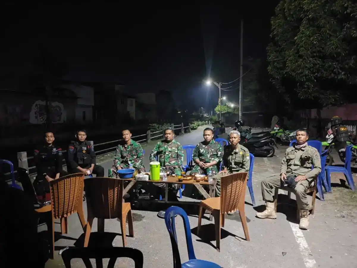 Personel Satpol PP TNI Polri siaga di posko pengamanan Tallo Makassar Rabu 24 September 2025