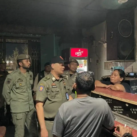 Satpol PP Makassar Gelar Patroli, Pastikan Penutupan Hiburan Malam Saat Maulid Nabi 14 Satpol PP Makassar berdialog dengan pengelola tempat hiburan malam di kawasan Jalan Nusantara
