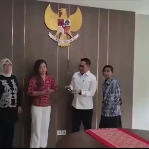Setalah Viral Kembalikan ID Liputan Jurnalis CNN, Istana Janji Insiden Jurnalis CNN Tidak Terulang 29 pengembalian ID liputan Istana di Jakarta 29 September 2025