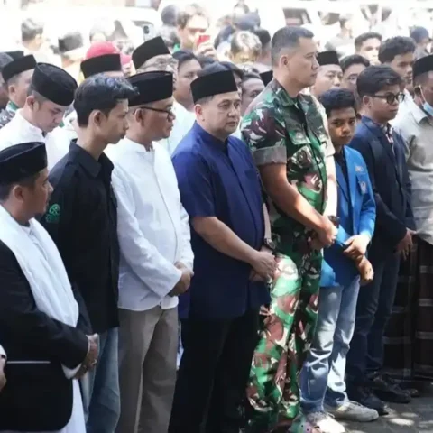 Pemkot Makassar dan Forkopimda Gelar Sholat Ghaib untuk Korban Kebakaran DPRD Makassar 23 Ratusan jamaah mengikuti sholat ghaib untuk korban kebakaran DPRD Makassar, 5 September 2025