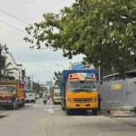 Deretan truk ekspedisi parkir di bahu Jalan Irian Makassar pada siang hari, Rabu 24 September 2025
