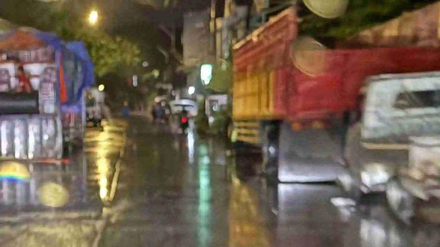Truk ekspedisi melakukan bongkar muat di bahu Jalan Irian Makassar pada malam hari, Rabu 24 September 2025