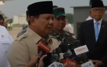 Presiden Prabowo Subianto menjawab pertanyaan jurnalis di apron bandara 27 September 2025