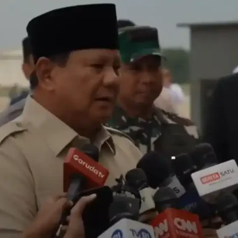 Viral Istana Cabut ID Pers CNN Indonesia, Komunitas Pers Minta Akses Dipulihkan 29 Presiden Prabowo Subianto menjawab pertanyaan jurnalis di apron bandara 27 September 2025