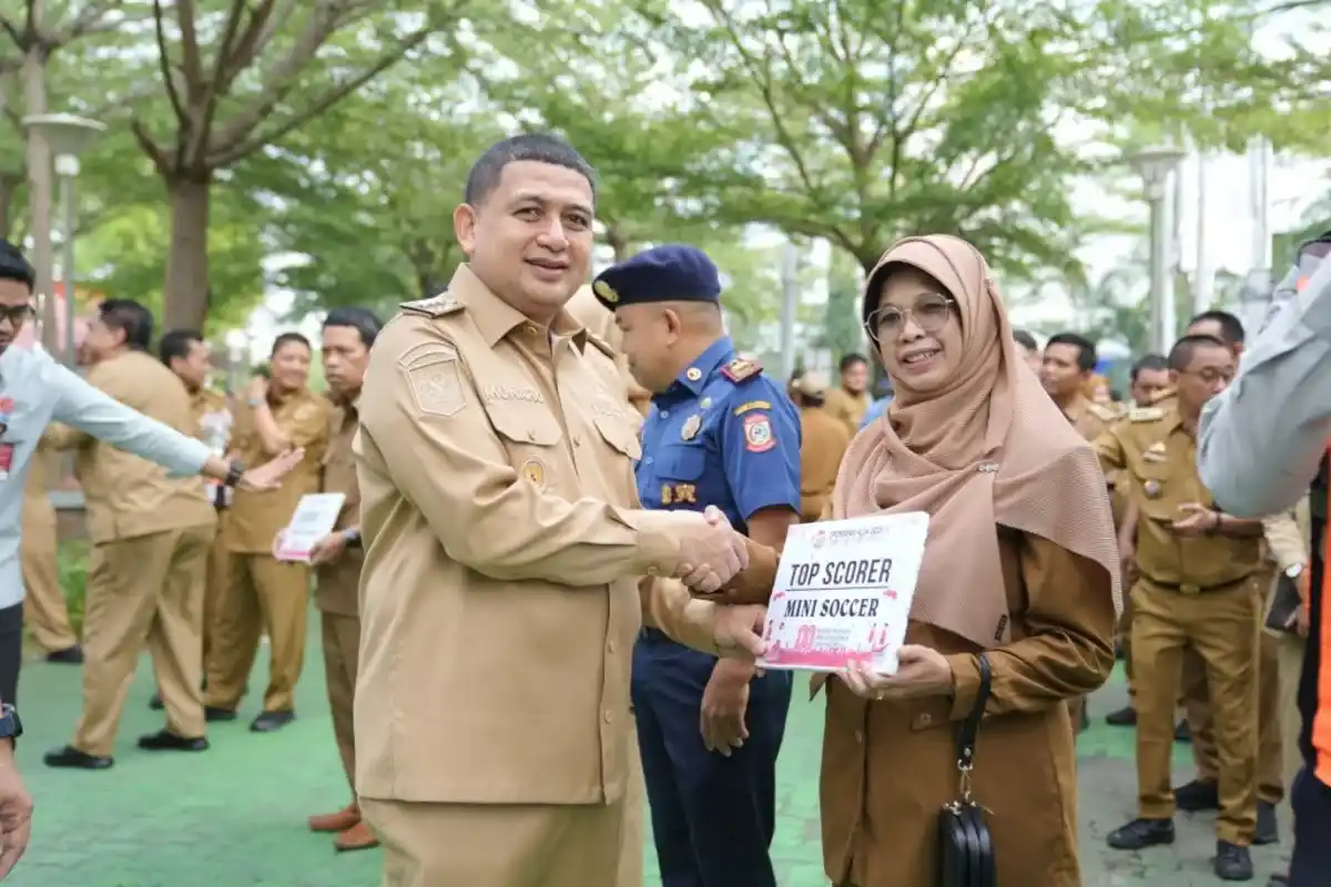 Wali Kota Makassar menyerahkan penghargaan usai apel pagi jaga ketertiban kota 15 September 2025