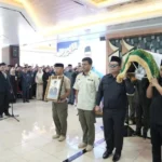 Wali Kota Makassar Munafri Arifuddin saat memimpin upacara pelepasan jenzah almarhum Ruslan Mahmud di kantor DPRD Makassar Minggu 2042025