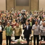 Wamen ATR/BPN Ossy Dermawan bersama peserta seminar IPPAT Jawa Timur di Surabaya 22 September 2025