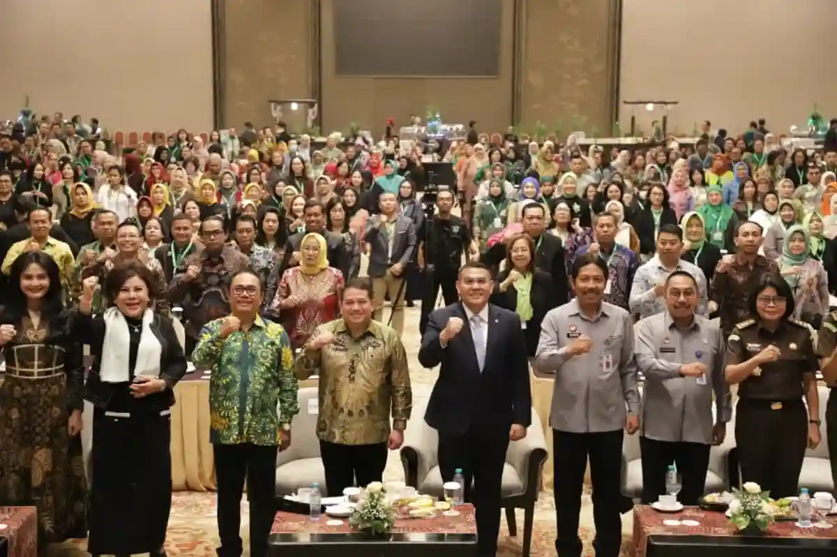 Wamen ATR/BPN Ossy Dermawan bersama peserta seminar IPPAT Jawa Timur di Surabaya 22 September 2025