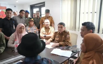 100+ PKL Losari Dapat Relokasi Tanpa Pungutan, Munafri Siapkan CFD dan Sunday Market 10 Munafri Arifuddin berdialog dengan perwakilan pedagang Pantai Losari di Balai Kota Makassar Senin 13 Oktober 2025