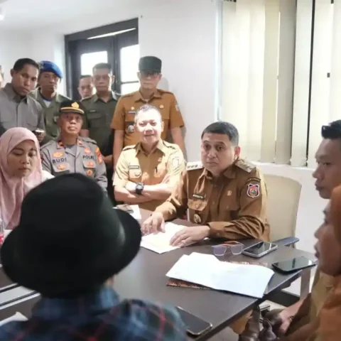 100+ PKL Losari Dapat Relokasi Tanpa Pungutan, Munafri Siapkan CFD dan Sunday Market 20 Munafri Arifuddin berdialog dengan perwakilan pedagang Pantai Losari di Balai Kota Makassar Senin 13 Oktober 2025