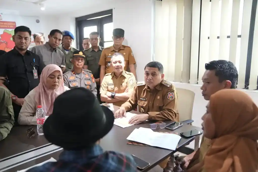 100+ PKL Losari Dapat Relokasi Tanpa Pungutan, Munafri Siapkan CFD dan Sunday Market 1 Munafri Arifuddin berdialog dengan perwakilan pedagang Pantai Losari di Balai Kota Makassar Senin 13 Oktober 2025