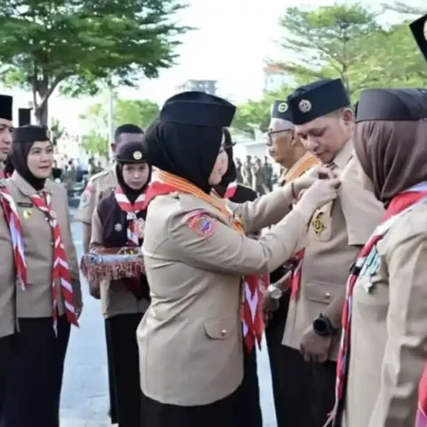 Apel Besar Hari Pramuka ke-64 di Losari, Ketua DPRD Supratman Dampingi Fatmawati Rusdi Serahkan KTA kepada Wali Kota dan Wakil Wali Kota 20 Penyerahan KTA Pramuka pada Apel Besar Hari Pramuka ke 64 di Pantai Losari Makassar Sabtu 16 Agustus 2025