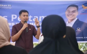 DPRD Makassar Dorong SMP Baru, Air Bersih, dan Peralihan KIS untuk Warga Bira Tamalanrea 5 Anggota DPRD Makassar Andi Odhika Cakra Satriawan menyerap aspirasi warga Tamalanrea dalam pertemuan terbuka mengenai pendidikan air bersih dan KIS.
