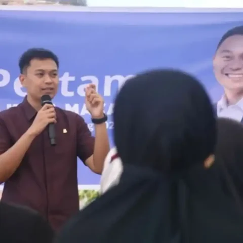 DPRD Makassar Dorong SMP Baru, Air Bersih, dan Peralihan KIS untuk Warga Bira Tamalanrea 15 Anggota DPRD Makassar Andi Odhika Cakra Satriawan menyerap aspirasi warga Tamalanrea dalam pertemuan terbuka mengenai pendidikan air bersih dan KIS.
