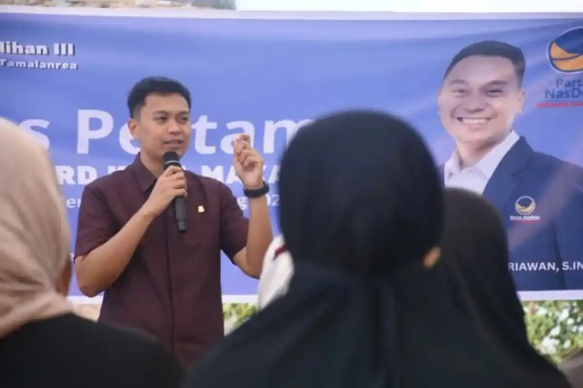 DPRD Makassar Dorong SMP Baru, Air Bersih, dan Peralihan KIS untuk Warga Bira Tamalanrea 1 Anggota DPRD Makassar Andi Odhika Cakra Satriawan menyerap aspirasi warga Tamalanrea dalam pertemuan terbuka mengenai pendidikan air bersih dan KIS.