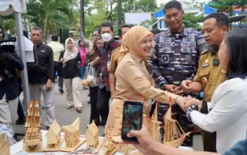GPM Serentak Makassar Aliyah Mustika Ilham Pastikan Harga Pangan Terjangkau 9 Aliyah Mustika Ilham meninjau stan Gerakan Pangan Murah Serentak di halaman TVRI Sulsel Makassar Senin 13 Oktober 2025.